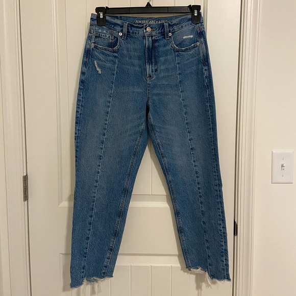 American Eagle Outfitters Denim - EUC American Eagle women’s medium wash distressed hem short jeans size 4